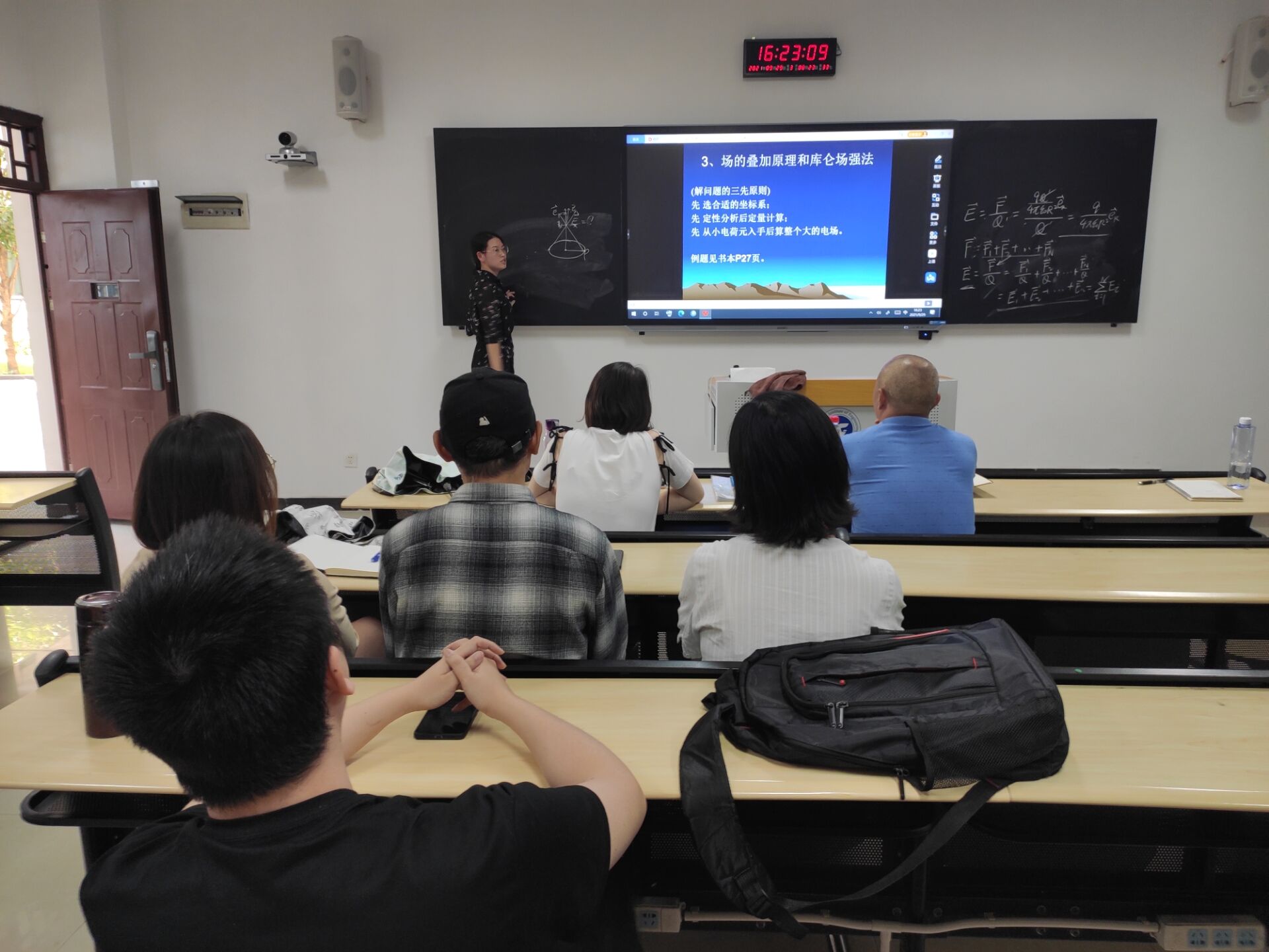 本次课堂由郑庭丽老师讲授《电磁场与电磁波》课程,该课程理论性强